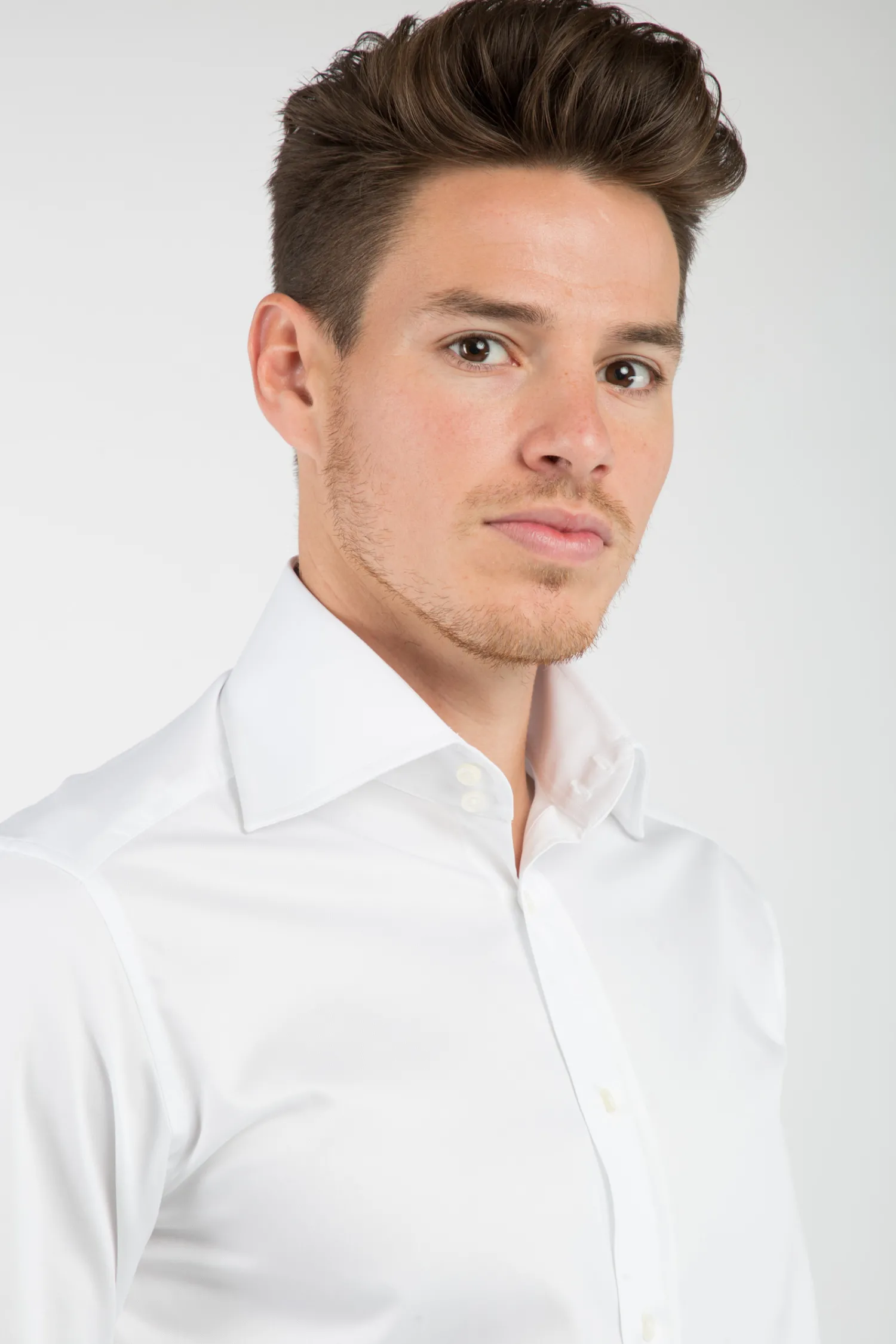 Homme Bruce Field Chemise cintrée en pur coton unie à col haut deux boutons